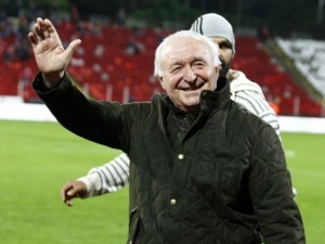 Носителят на „Златна обувка“ и легенда на ЦСКА Петър Жеков: Десподов трябва да е Футболист на годината
 
 