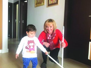 Мая Манолова впрегна внучето на работа