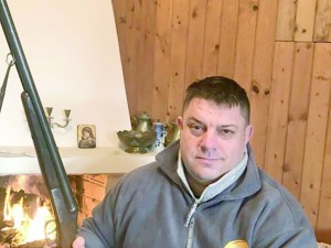 Депутатът Атанас Зафиров грабна пушката