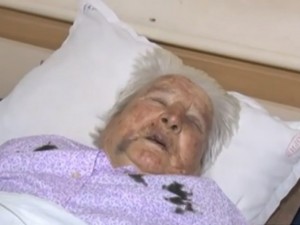 Пребитата баба Иванка със зловещ разказ за бруталното нападение от циганин