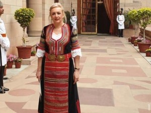 Посланикът на България в Индия се представи с народна носия