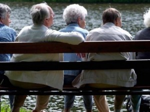 Плащат пенсиите с великденските добавки от 8 април
 