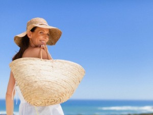 Огромни сламени шапки и плетени чанти – суперхит в плажната мода