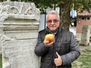 Пловдивски фермер продава ябълка за 95 000 евро
 