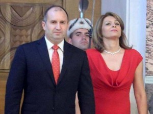 Президентът Радев зарязан от жена си на куп визити