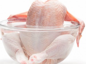 Специалисти:  Киснете пилешкото в минерална вода, за да не ядете отрови!