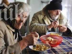 Раздават храни на бедни