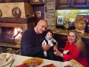 Премиерът Бойко Борисов с поздрав от дома си за Коледа (СНИМКА)