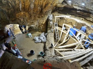 Археолози: Първите хора в Европа са обитавали пещерата „Бачо Киро“
 