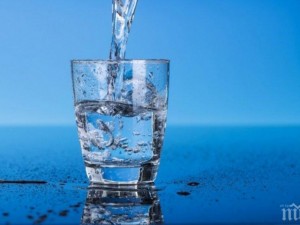 Чаша с вода и сол чисти лошата енергия в дома
 