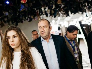 Вижте дъщерята на Радев като абитуриентка (УНИКАЛНИ СНИМКИ)
