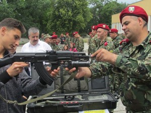 10 часа военно обучение за учениците
