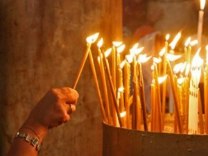 Как да палим свещи в църквата правилно
 