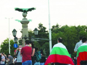 Не може българското знаме да виси като дрипа върху гърбовете на протестиращите!