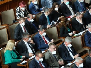 Депутатите дали 115 500 лв. за дезинфекция и маски
