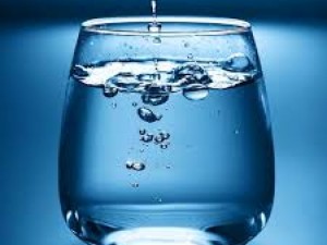 Чаша с вода и сол лови лошата енергия в дома 
