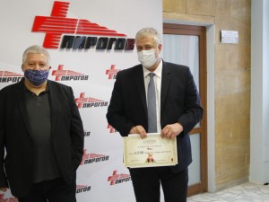Проф. Балтов прие събраните средства от кампанията на Недялко Недялков в помощ на "Пирогов"