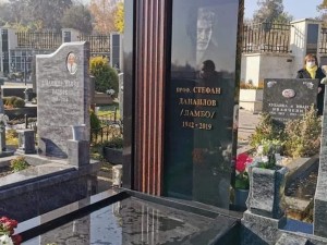 Сложиха паметник от черен гранит на Ламбо