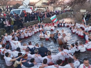 Леденото хоро е бабаитлък и кич, наследен от соца