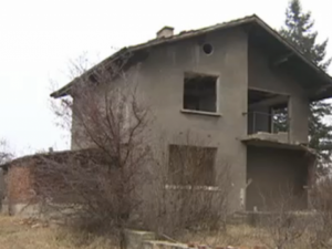 Зловещата къща с духове в Мусачево си търси нов собственик
 