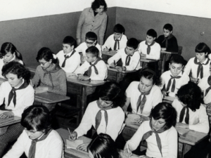 Учениците си пишеха със съветски другарчета, цареше ред и дисциплина