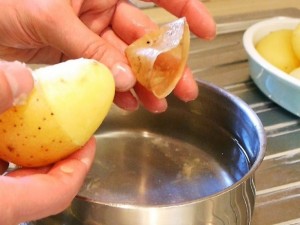 Водата от варените картофи чисти червата идеално
