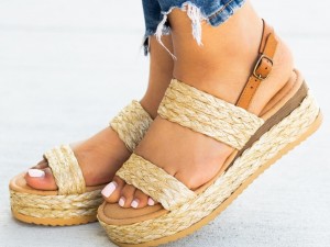 Плетените сандали и масивните токове – хит за лятото
 