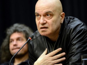 Служителка на Дългия: Слави Трифонов е кошмар, крещи и чупи телефони в стените!
 