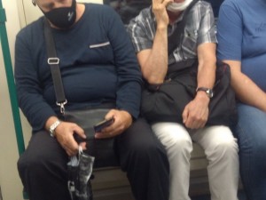 Безобразие! Мангъров пътува без маска в метрото, кой ще го глоби?! (Снимки)