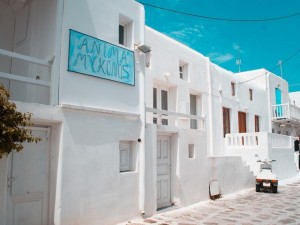 Хвърляме луди пари за имоти в Гърция
