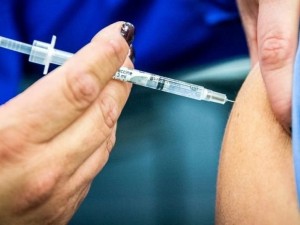 Бизнесмени раздават пари за ваксинация
 