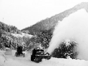 Трактори „Беларус“ и зилове чистеха снега, помагаха войници от БНА