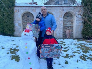 Вталеният Борисов на снежно парти с внуците
 