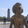 Победата на Украйна на "Евровизия" е Кончита Вурст, позираща за скулптурата "Викът на украинската майка"