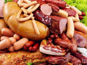 Онкодиетолог разкри: Евтините колбаси, медът и ядките хранят рака!
 