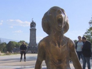 Победата на Украйна на "Евровизия" е Кончита Вурст, позираща за скулптурата "Викът на украинската майка"