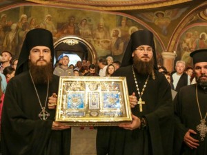 Ризата на Богородица в Бачковския манастир твори чудеса 
 