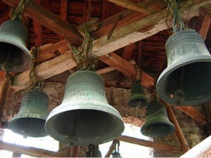 Камбаната на заровена черква в Благоевградско продължава да бие
