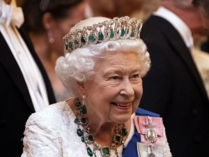 Елизабет II младеела с парафин, решела се с гребен от индийски глиган
 