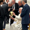 Стоичков подари на папа Франциск копие от „Златната топка“
 