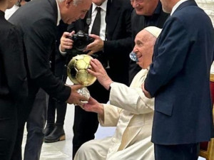 Стоичков подари на папа Франциск копие от „Златната топка“
 