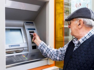 До 1,50 лв. такса гълта банкоматът за теглене на пенсията
 