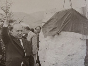 Как Тодор Живков си откри приживе паметник в Правец
 
