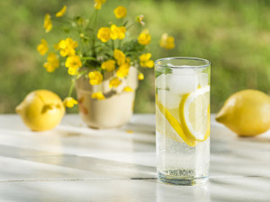 Ето как се пие вода с лимон, за да лекува 
 