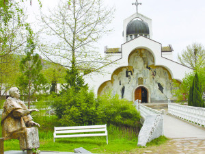 Вандали вършеят край храма на Ванга в Рупите (Снимки)