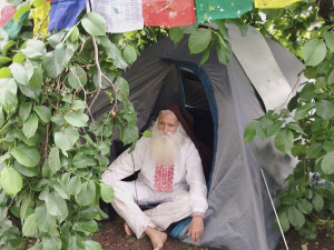 Майсторът на Бузлуджа бездомен, живее на палатка
 