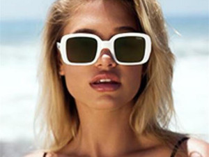 Белите слънчеви очила най-модерни на плажа 
