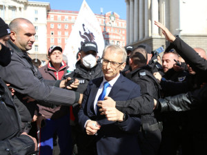 Трима охранители вардят премиера Денков
 