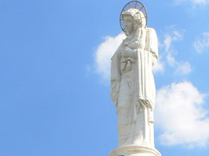 5-метрова светеща Богородица се появи в Ямболско 
