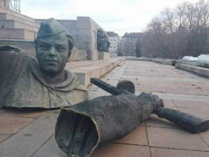 Стефан Цанев: Паметникът трябва да бъде махнат заради нахалството му да е най-високият